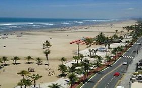 Apartamento amplo com vista para o mar na Praia Grande